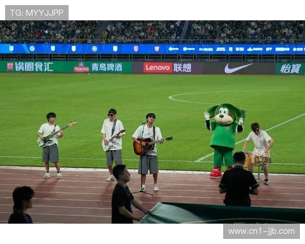 梅州客家主场巨型TIFO致谢投资人,球迷标语动人 梅州客家主场巨型TIFO致谢投资人,球迷标语动人