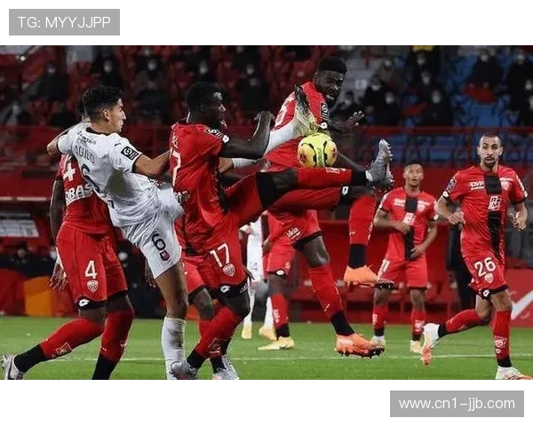 战术博弈对比:法兰克福防守顽疾与多特稳健反击的冲突 战术博弈对比:法兰克福防守顽疾与多特稳健反击的冲突